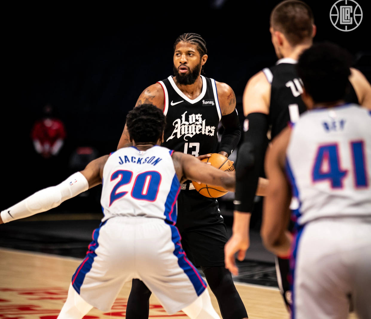 老将的作用！霍福德篮下送单臂大帽 随后快攻助攻巴特勒双手暴扣（老将风范！霍福德篮下单臂大帽，快攻助巴特勒双手暴扣）