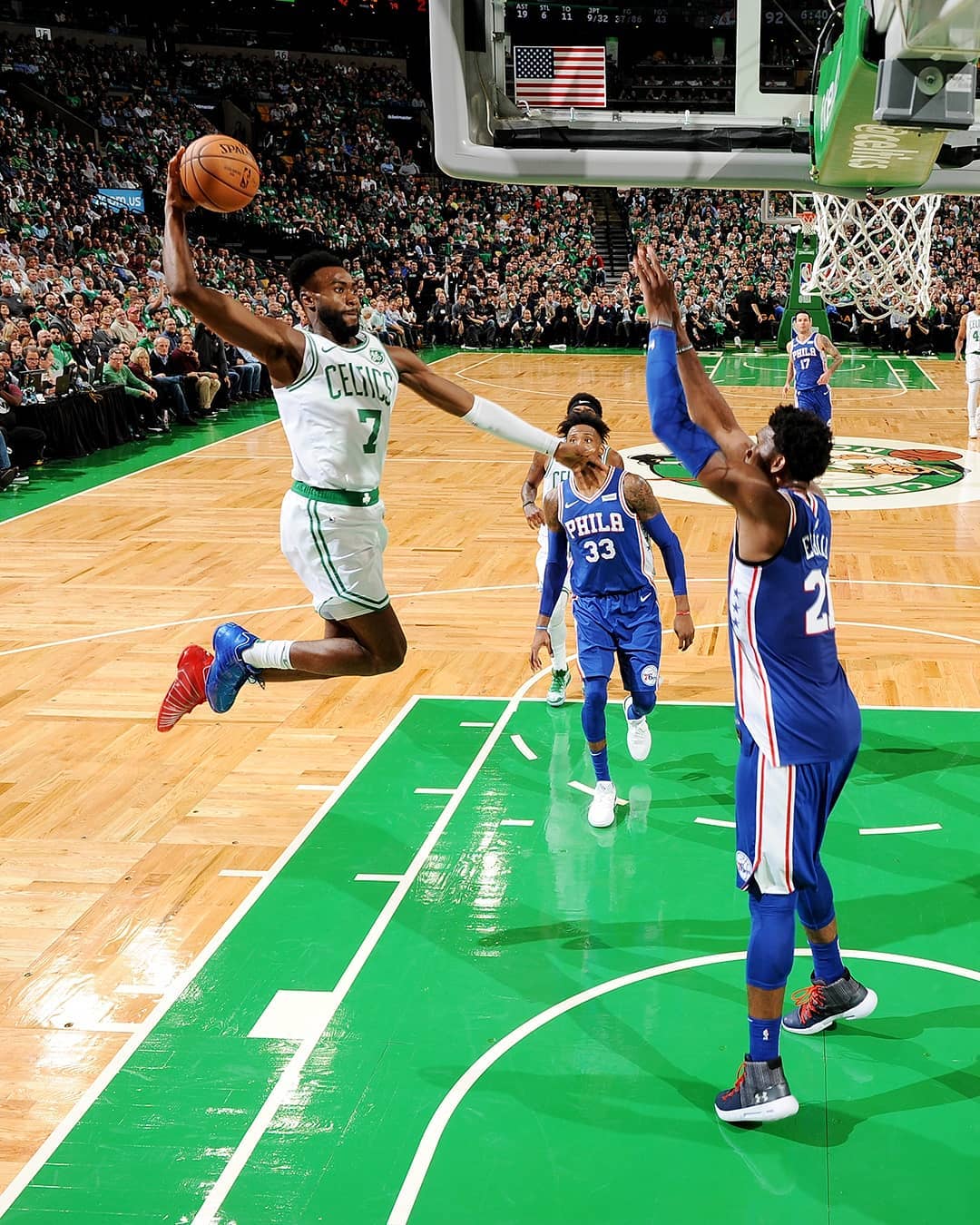 镜头扫到他，答案已经很明显（镜头一转，他就是答案）