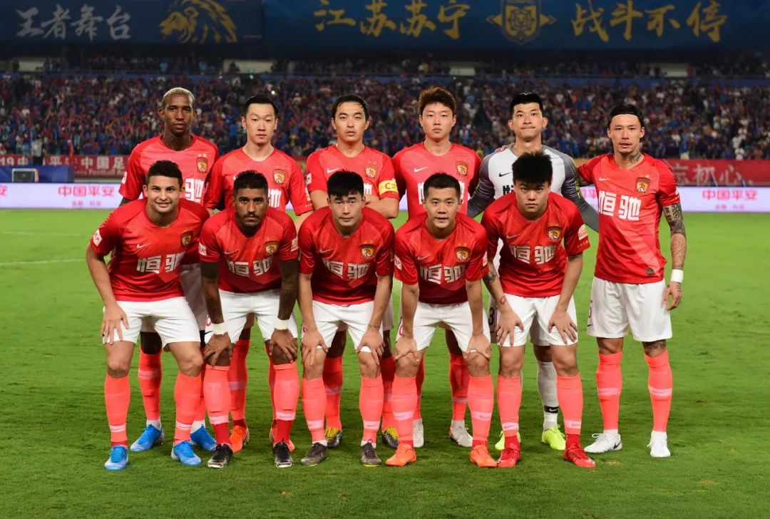 皇马11月最佳球员候选：姆巴佩领衔，维尼修斯、居莱尔在列（皇马公布11月最佳候选：姆巴佩领跑，维尼修斯与居莱尔入选）