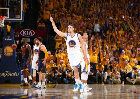 悼念若塔，红军名宿汤普森与毕包主席赛前在KOP看台前献花圈（赛前悼念若塔：红军名宿汤普森携毕包主席在KOP看台前敬献花圈）